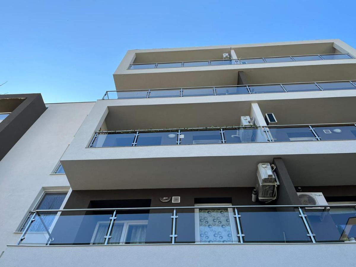 Tranzzzit Airport Apartment Otopeni Ngoại thất bức ảnh